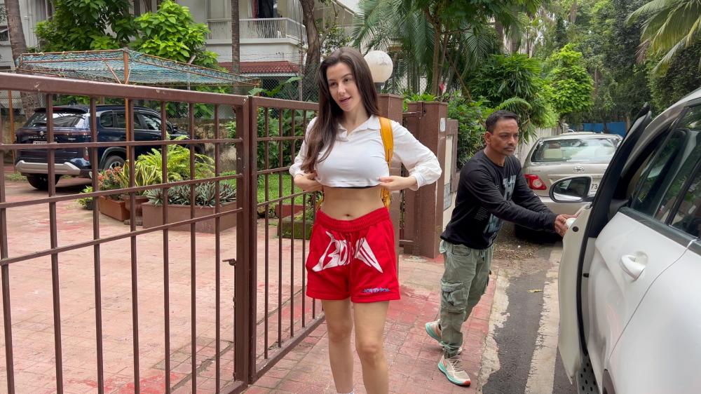 giorgia-andriani-was-spotted-in-bandra-looking-effortlessly-stylish-as-always